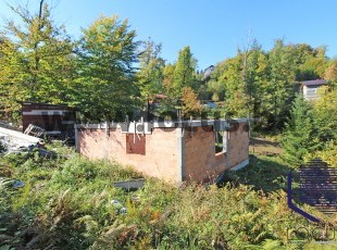 A house under construction on a plot of 976sqm in a quiet environment with plenty of greenery in an accessible location in the settlement of Miševići