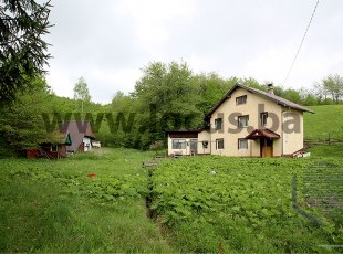 Registered holiday house with asphalt access, floors P+1+Pt in natural surroundings on a spacious plot of registered area 4,618m2, Deseci, Trnovo