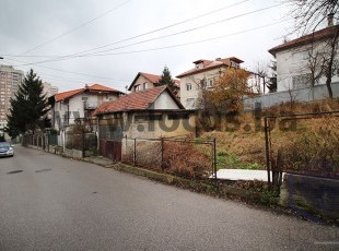 House in original condition on a plot of 390m2 in an extremely attractive location, only 100 meters from the trolleybus station, Hrasno, Novo Sarajevo