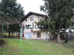 House in its original condition on a spacious and sunny plot of 2976sqm in an extremely accessible location and peaceful surroundings, Bojnik settlement, Novi Grad