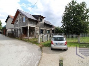 House under construction with a spacious yard on a plot of 320m2 in an attractive location in a quiet part of Nadžarići, Novi Grad