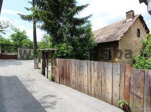 Ruined house on a spacious parcel of 335sqm in an attractive location, only approx. 500 meters from the Town Hall in the flat part of Alifakovac, Stari Grad