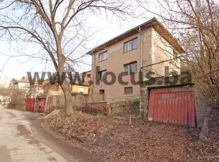 OPPORTUNITY FOR INVESTORS! Ruined house on a spacious plot of 565m2 with two access roads near the central part of the city in the settlement Koševsko Brdo, Center