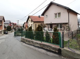 Beautifully decorated house with a spacious yard on a plot of 380sqm, located in an accessible location at the beginning of the village Švrakino selo, Novi Grad