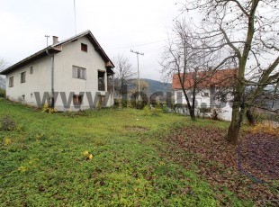 Registered house in original condition with a spacious sunny yard, excellent access on a plot of 523sqm, located near the center of Hadžić