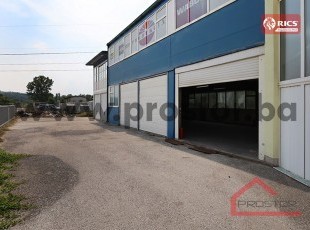 Multi-purpose warehouse and office space of 460m2 with private parking.