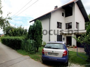 A spacious and quality built house with a large yard on a plot of 740sqm2 in Doglodi, Ilidža