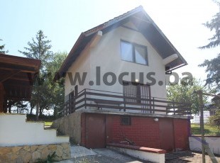 Cottage with a large yard in a beautiful natural environment with plenty of greenery and excellent access on a plot of 2,204sqm in ul. Gornje Vlakovo, Ilidža