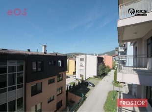 VRTOVI SUNCA! Fantastičan dvosoban stan sa balkonom, odlične spratnosti u mirnom naselju Vrtovi Sunca, Općina Centar! ***Virtuelna šetnja 360°***