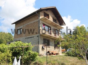 Registered house in its original condition on a spacious and sunny plot of 7,722sqm in a natural environment with an open view, Bojnik, Novi Grad