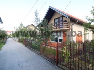 House and yard on a plot of 304sqm in a quiet and accessible location, approx. 200 meters from the tram station, ul. Lepenička, Stup, Ilidža