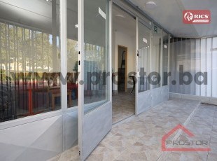 Small office space with high portals in a prominent location, Dobrinja