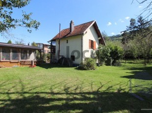 A cottage on a spacious and sunny plot of 1,398 sqm, a few minutes from the center of Tarčin, Municipality of Hadžići