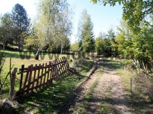 A spacious and sunny plot of registered land with an area of ​​1,003m2 in a nice environment with plenty of greenery at the beginning of the Vlakovo settlement, Ilidža Municipality