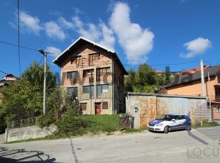 A house under construction with three garages, four floors and a spacious yard on a plot of 615m2 in an accessible part of the settlement Boljakov Potok, Novi grad