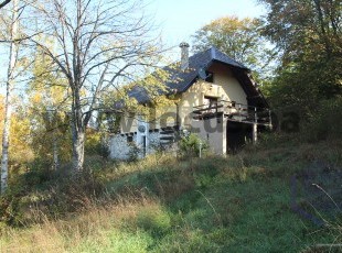 A cottage with excellent access and an open view in a natural environment on a spacious plot of 4,367 sqm in the Lokve settlement, Hadžići