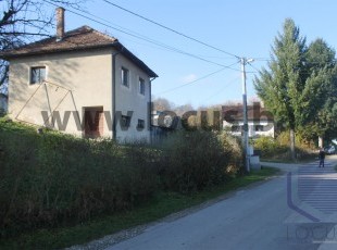 Registered house in its original condition on a spacious and sunny plot of 5,494sqm in the Meljine settlement, Kreševo ​​Municipality