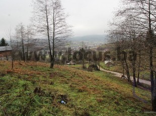 Osunčana parcela sa otvorenim pogledom, uknjižene površine 1.839m2, smještena u mirnom i pristupačnom okruženju sa obiljem zelenila u nas. Pazarić, Hadžići