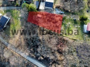 Osunčana zemljišna parcela uknjižene površine 462m2 u mirnom i urbanom okruženju udaljena 5-6 minuta vožnje od samog centra Rakovice, Zenik, Ilidža