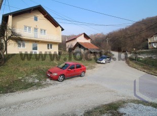 Kvalitetno građena kuća novije gradnje i dvorište, spratnosti P+1+Pt, bruto kvadrature cca. 200m2 na parceli površine 391m2, ul. Ahmeda Rizve, Vogošća