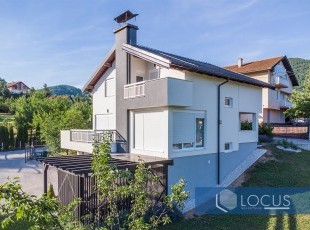 A quality-built, newly built, registered house, with a gross area of 260m2, on a spacious and sunny plot of 968m2 at the beginning of the Blagovac settlement, Vogošča