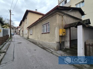 Uknjižena prizemna kuća, bruto kvadrature cca. 50m2 na izuzetno atraktivnoj lokaciji u blizini samog centra grada, ul. Derebent, naselje Bjelave, Centar