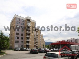 Kompletno i kvalitetno adaptiran dvostrano orijentisan trosoban stan sa lođom, ul. Olimpijska, naselje Mojmilo