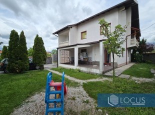 Kvalitetno građena i uknjižena kuća sa uređenim dvorištem na parceli površine 366m2, smještena na pristupačnoj lokaciji u naselju Azići-Stup, Ilidža