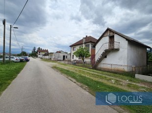 House with 1+1 floors and a business premises on a spacious and sunny plot of 1.000sqm across from the stadium in the Doglodi settlement, Ilidža Municipality