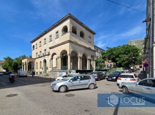 Prizemna kuća bruto površine cca. 50m2 na izuzetno atraktivnoj lokaciji u blizini samog centra grada na parceli površine 206m2 u naselju Brankovac, Mostar