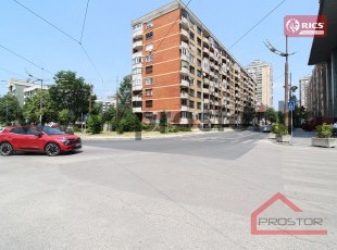 Trosoban stan sa dvije lođe preko puta Bosmal-a u zgradi od crvene fasadne cigle, Hrasno