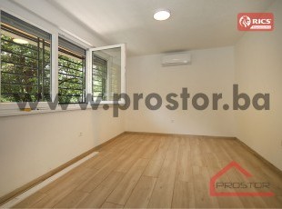Izdaje se nenamještena garsonjera kao stan ili poslovni prostor na jako dobroj lokaciji u neposrednoj blizini Sarajevo City Centra, Marijin Dvor