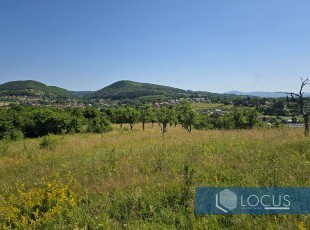 Osunčana zemljišna parcela sa panoramskim pogledom u prelijepom prirodnom okruženju, uknjižene površine 17.880m2 u blizini centra naselja Rakovica, Ilidža