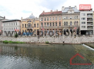 Dvosoban stan na drugom spratu u blizini Općine Stari Grad, ul. Obala Kulina bana. Namještaj GRATIS!