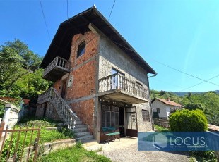 Uknjižena i useljiva kuća bruto površine 188m2 sa manjim dvorištem na pristupačnoj lokaciji, smještena preko puta džamije u naselju Faletići, Stari Grad