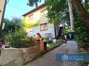 Uknjižena kuća sa 144m2 ukupne bruto površine na parceli od 186m2, pored trebevičke žičare, na samo cca. 200 metara od Sebilja i Baščaršije, ul. Hrvatin, Bistrik
