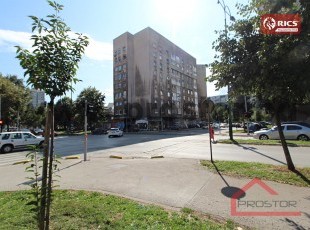 Trosoban stan sa lođom i dvostranom orijentacijom na drugom spratu u zgradi „Kifla“, Dolac Malta, Novo Sarajevo