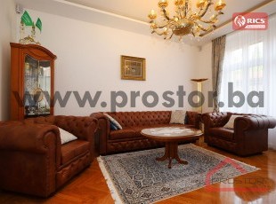 Lijepo namješten četverosoban stan na prvom spratu u samom srcu Baščaršije, Stari Grad