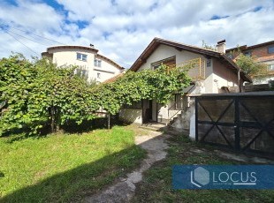 Kuća u izvornom stanju i dvorište na parceli površine 303m2 na atraktivnoj lokaciji u početku ul. Kasindolska, naselje Stup, Ilidža