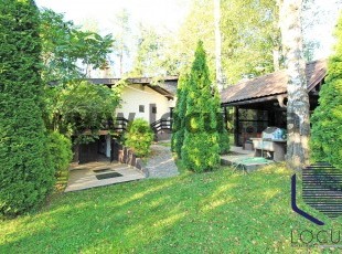 Vikedica u prelijepom prirodnom okruženju sa obiljem zelenila i prostranim uređenim dvorištem na parceli površine 1.906m2 u naselju Tarčin, Hadžići