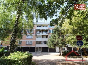 Prostran trosoban stan sa dvije lođe dvostrane orijentacije u ulici Josipa Slavenskog, naselje Pejton, Ilidža