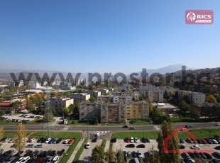 Funkcionalan dvosoban stan sa balkonom i panoramskim pogledom na grad, naselje Alipašino polje C faza