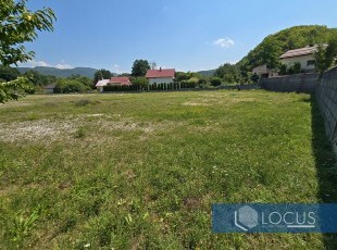 Zemljište površine 3.568 m² na ravnom terenu sa širokim pristupom i izvrsnim položajem, udaljena samo nekoliko minuta od centra Kiseljaka i autoputa A1