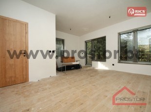 Fantastična prilika! Prostran dvosobni apartman od 47 m² u manjem objektu vrhunske gradnje na Jahorini – uživanje u panoramskom pogledu, svježem planinskom zraku i mirnom ambijentu, odmah uz šestosjed Trnovo i gondolu Poljice.