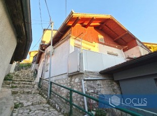An inhabitable and furnished single-story house with a gross area of 60m², located above the elementary school and other amenities in the Vratnik neighborhood, Old Town
