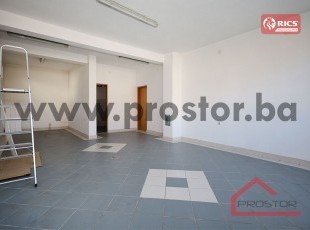 Multipurpose office space on the ground floor of a private house with parking