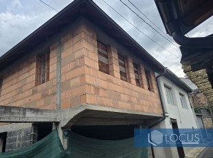 Dvije kuće u izgradnji sa prostarnim dvorištem na parceli uknjižene površine 393 m² na atraktivnoj lokaciji kod škole u naselju Vratnik, Stari Grad