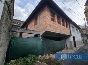 Two houses under construction with a spacious yard on a plot of registered area of ​​393 m² in an attractive location near the school in the Vratnik settlement, Stari Grad