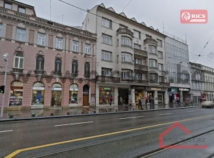 Rijetko u ponudi! Salonski četverosoban stan na prvom spratu sa balkonom orijentisanim na ulicu Maršala Tita, preko puta Centralne Banke