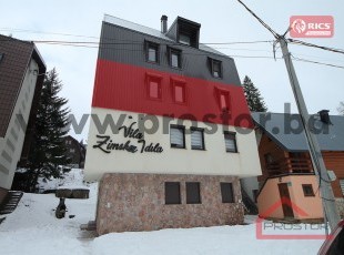 A modern, smaller 1 b apartment, located a few minutes from the ski slopes, perfect for winter sports enthusiasts looking for comfort, quality and an excellent investment.